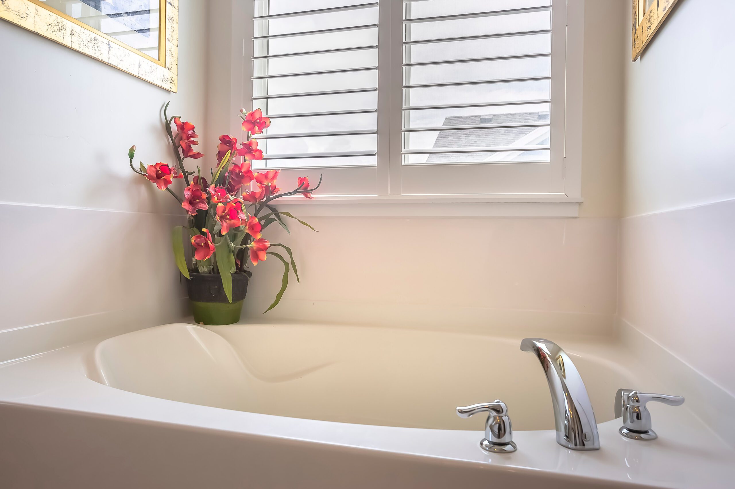 Ready to transform your bathroom? Discover affordable bathtub installation in South Salt Lake, Utah. Contact Bath Crest for your free quote.